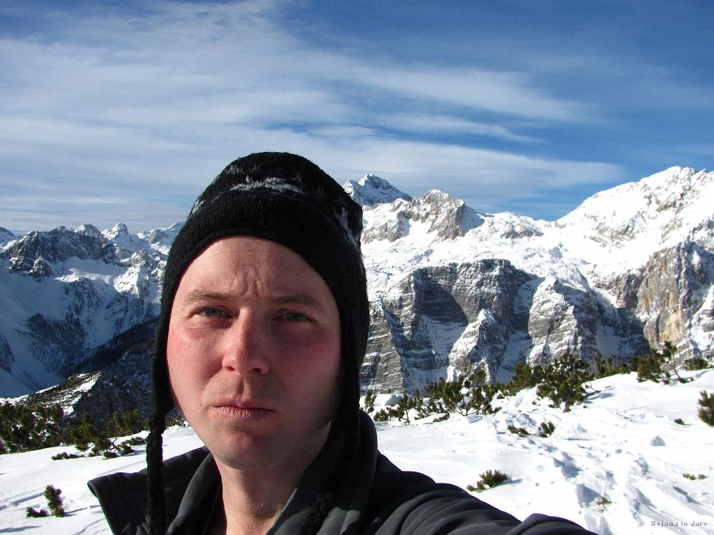 Slika_31.jpg - Avtoportret s Triglavom ob glavi. Držim se res čudno. Glavnina smučarjev je že odšla proti dolini.