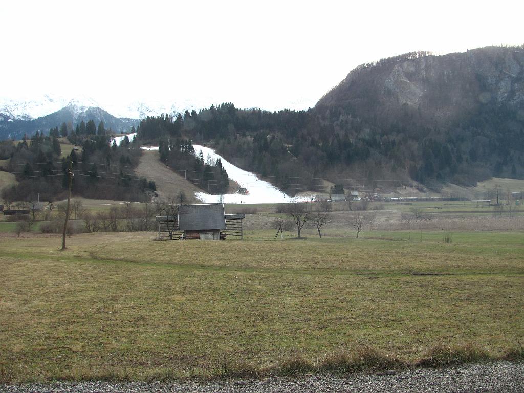 Slika_47.jpg - Zapeljem se v smeri Bohinja in v dolini ni prav nič snega, razen na kratkem smučišču v vsi Srednja vas.