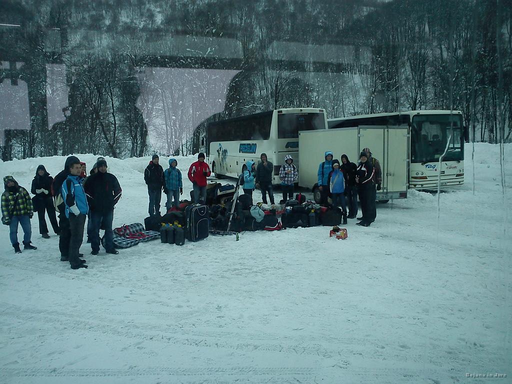Slika_011.jpg - Del ekipe je počakal na naslednji bus. Organizacija je zelo šepala, saj ti busi nimajo ravno voznega reda.