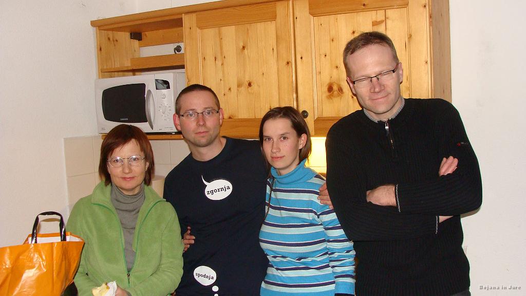 Slika_014.jpg - Del apartmaja. Z leve: Alenka, jest, Bojana in Jani. Dejan pa fotka.