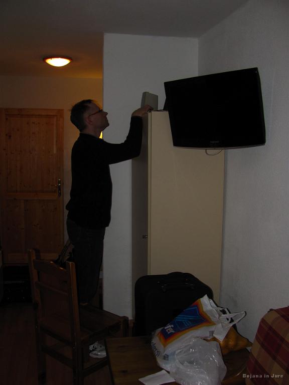 Slika_017.jpg - Jani rihta ozvočenje. TVja nismo nič rabili, saj je bil izredno počasen net zastonj.