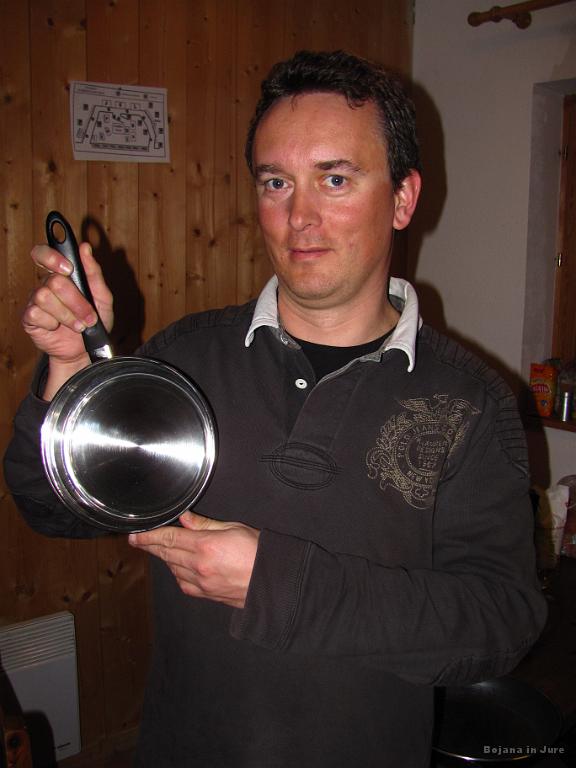 Slika_019.jpg - Dejan (Dejčk) je odšel po nove ponve/posodo in v recepciji so jih povsem brez komplikacij zamenjali.