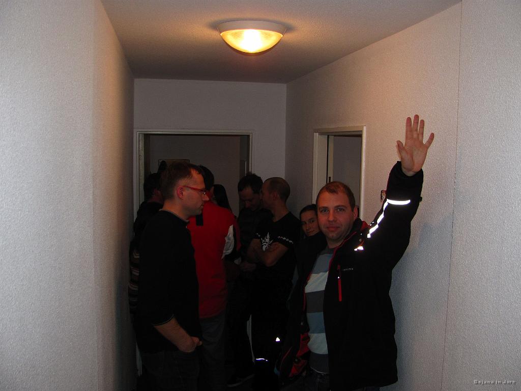 Slika_022.jpg - Dogajanje na hodniku. Matevž prav dobre volje.