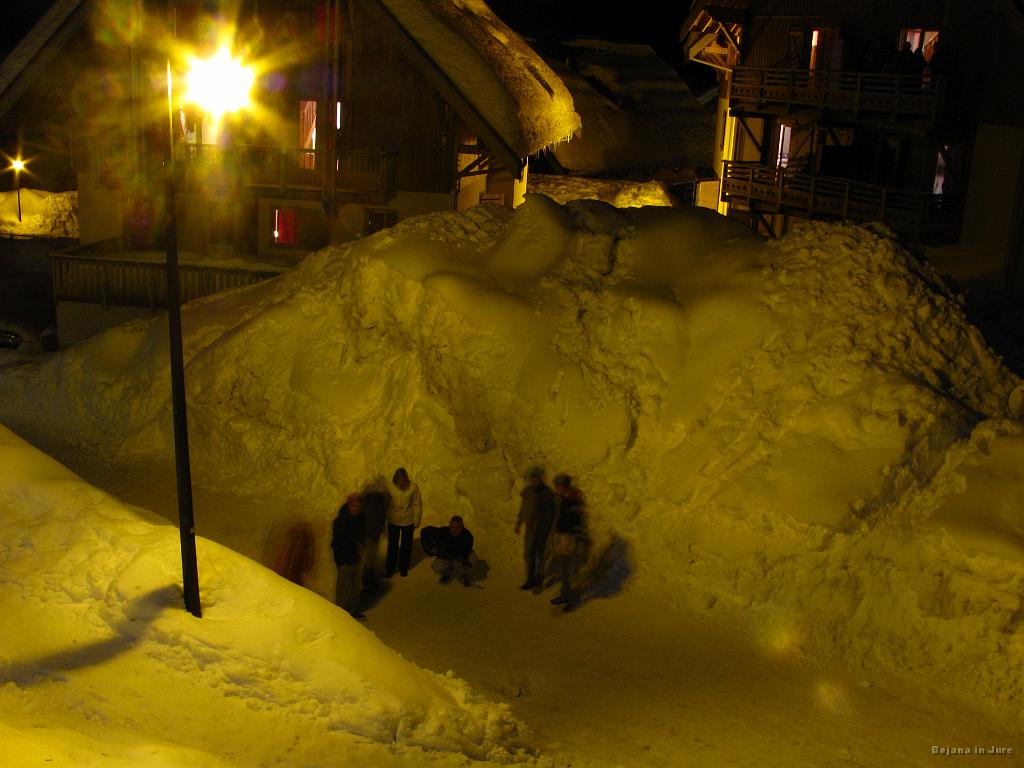Slika_037.jpg - Zvečer je bilo v apartmajih in zunaj pestro.