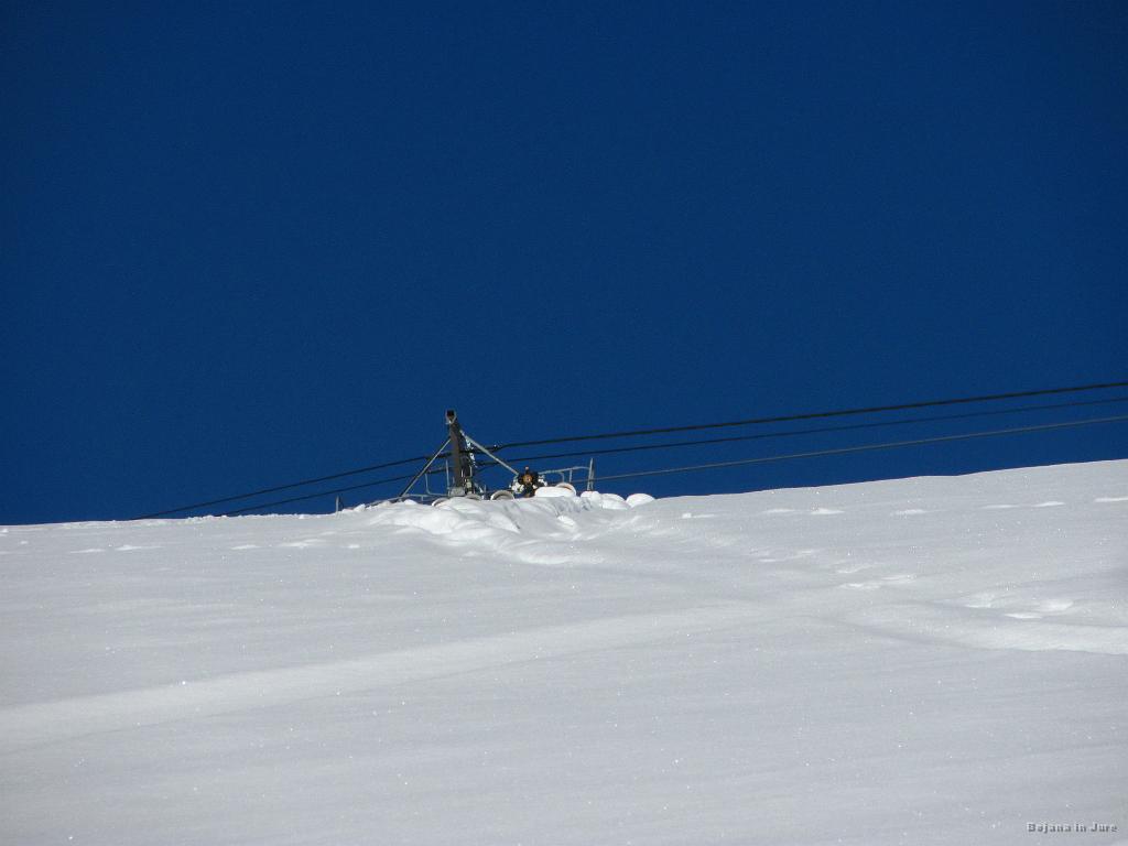 Slika_114.jpg - ...sredina sedežnice. Saj sedežnica je prava, samo priti bi morala na njen začetek. Pa greva raje do križa, kot v dolino.