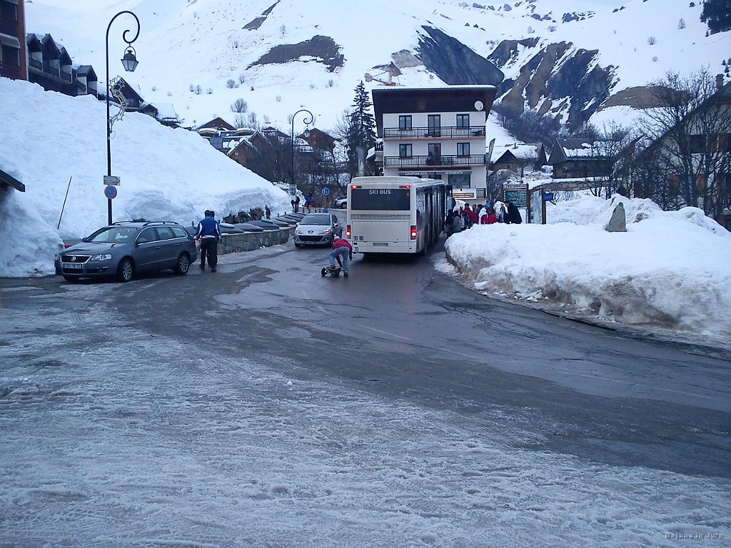 Slika_149.jpg - Ski-bus, za njim pa neke vrste električna rolka.