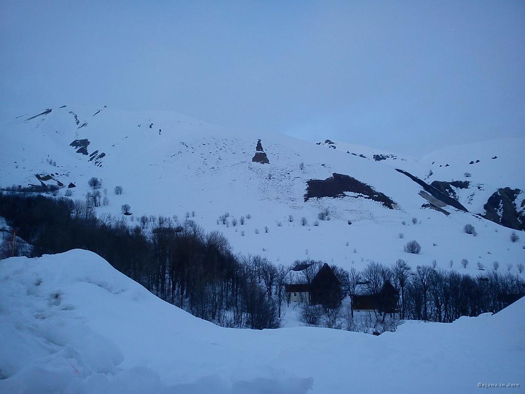 Slika_150.jpg - Zakaj od križa, ki je tu na vrhu, nisva smučala v dolino? Plazovi....