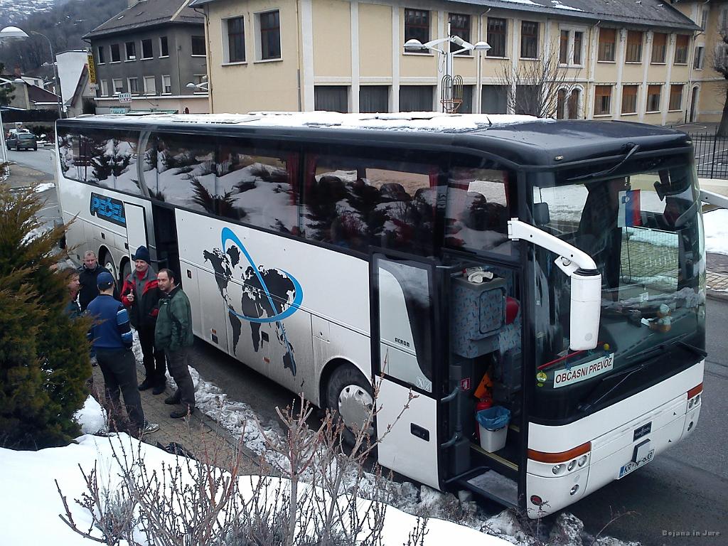 Slika_162.jpg - Tudi na poti nazaj je bilo potrebno obnoviti zaloge pirčkov, saj nas je čakalo še 11 ur vožnje. Nabavila sva še kozarec gorčice s celimi semeni in pa par kosov sira in salame za degustacijio (eden bolj smrdi od drugega). No, kljub temu je bilo to smučanje eno izmed boljših, čeprav ima vsako dosedanje svoj čar!