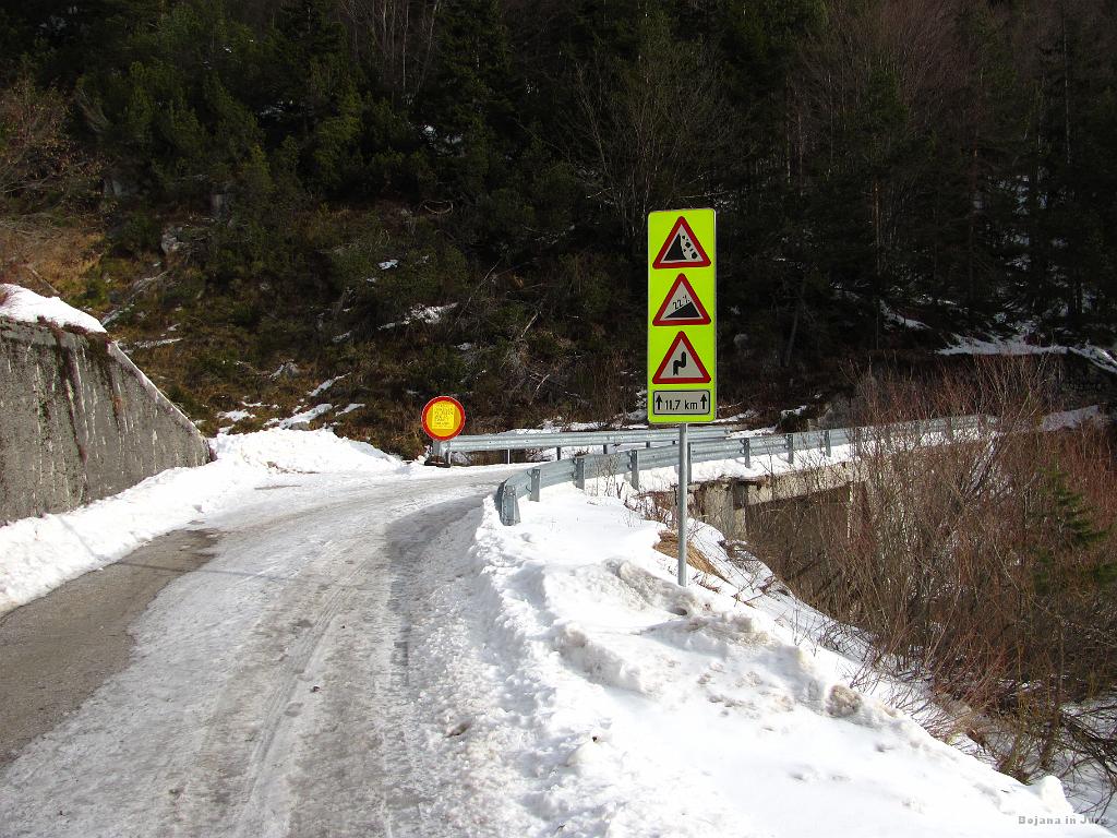 Slika_02.jpg - Začetek poti je bil bolj na suho, a je bila cesta do prvega mostu že bolj zasnežena.