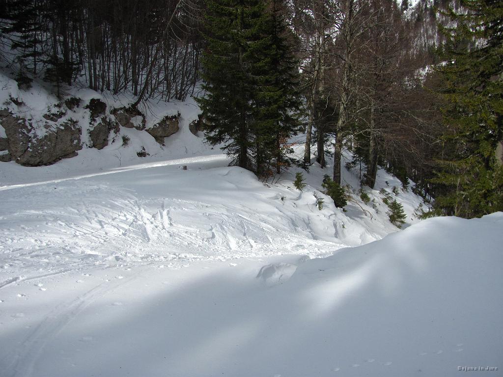 Slika_17.jpg - Cesti se priključiva na ovinku, ki mi je ostal v spominu še od takrat, ko sva tu gor gonila pedale.