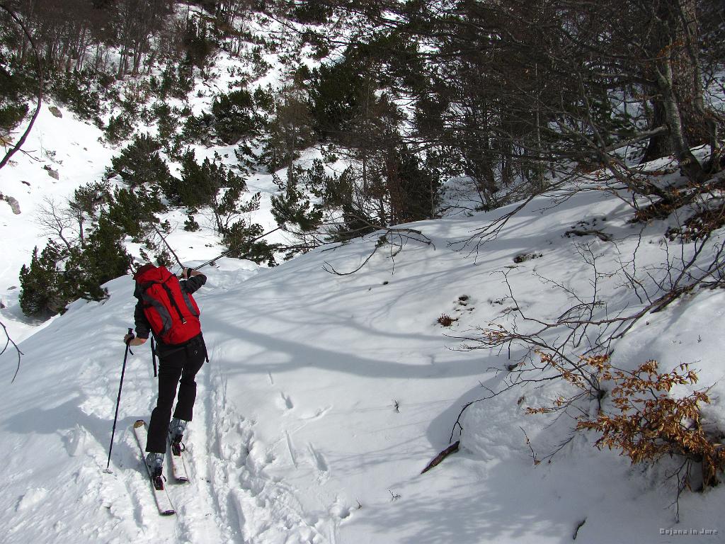 Slika_20.jpg - Drugo sekanje. Da bi se izognila tunelom, sva sledila predhodnikom po levi po neki grapi, ki je bila na enem mestu zelo zoprna, pa vseeno obvladljiva.