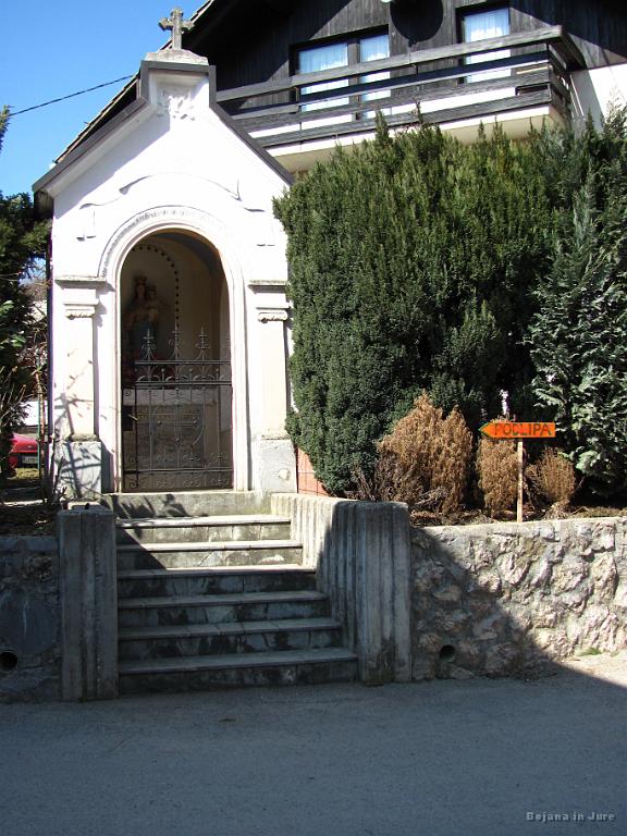 Slika_19.jpg - Nisem slikal kapelice, žal pa je tam. Smerokaz Podlipa je bil cilj te slike v Žažarju.