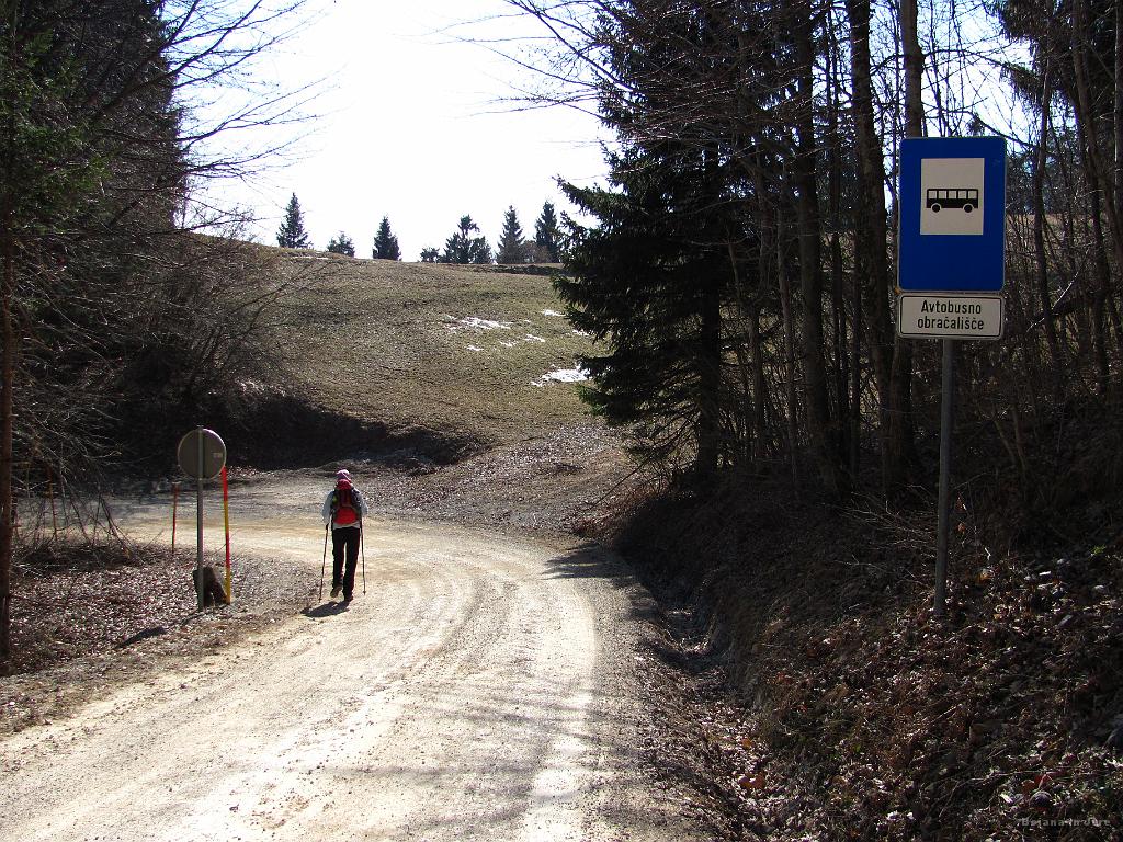 Slika_34.jpg - To mi pa ni jasno! Obračališče za avtobus dobesedno sredi ničesar.
