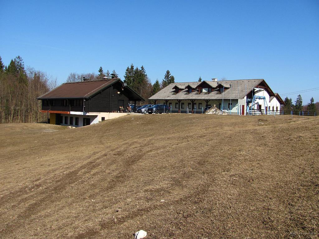 Slika_36.jpg - V izteku bivšega smučišča Ulovka, je zaživel bife, ki privablja kar nekaj obiskovalev.
