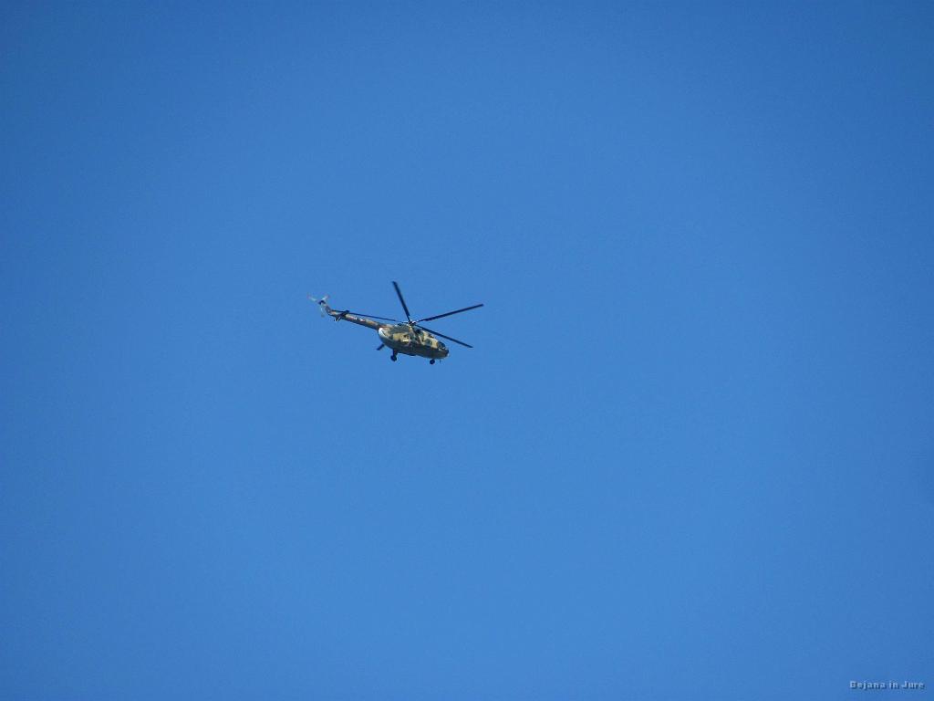 Slika_12.jpg - Ko sva bila v gozdu, sva že slišala glas helikopterja. Na čistini ga ugledeva. Pa ne enega, ampak kar dva. Le kaj se dogaja?