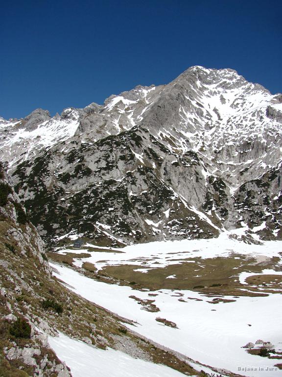 Slika_19.jpg - S sedla Prag (1910 m) ugledava plato Korošica. Kocbekov dom je sice zaprt, vendar mi deluje kot nek bazni tabor za osvajanje Ojstrice.