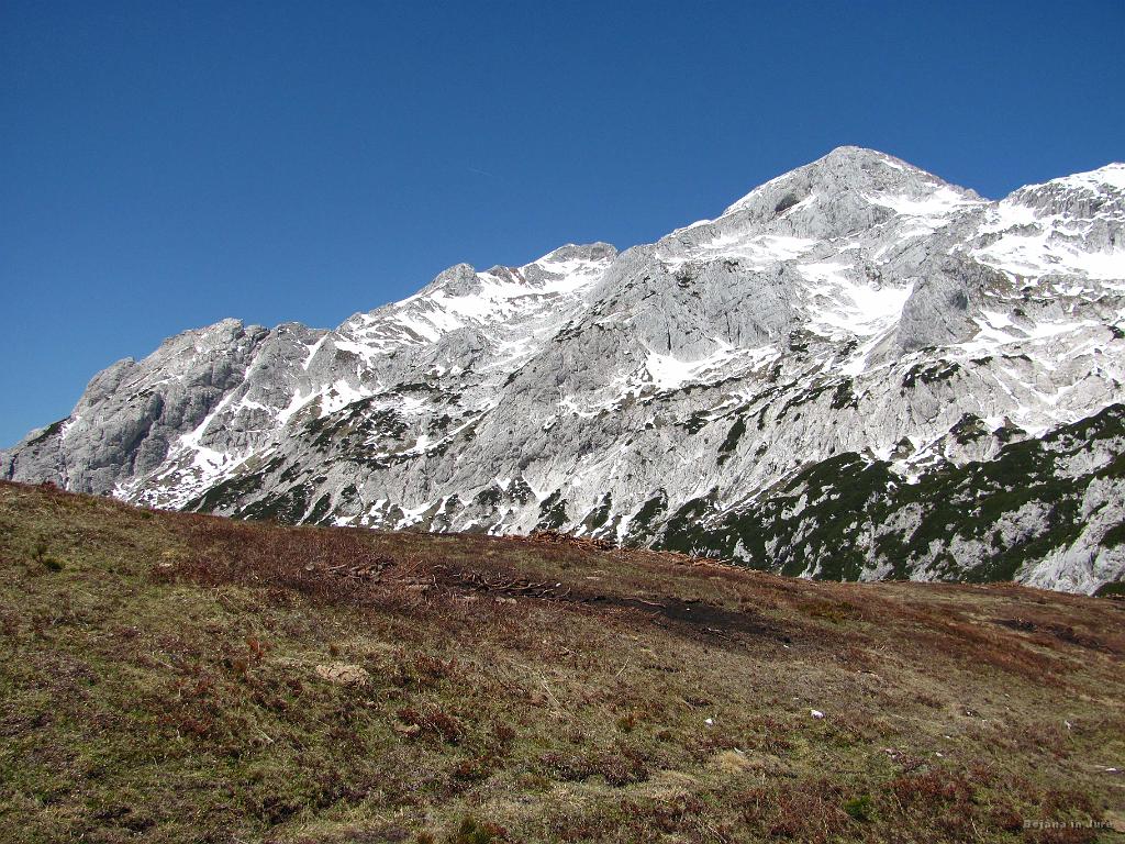 Slika_20.jpg - Na tej sliki je najvišja točka Planjava (2344 m). Skrajno levo pa je vidnih nekaj špičk, ki se imenujejo Zeleniške špice. Nekje med njima pa je Srebrno sedlo in za njim Repov kot.