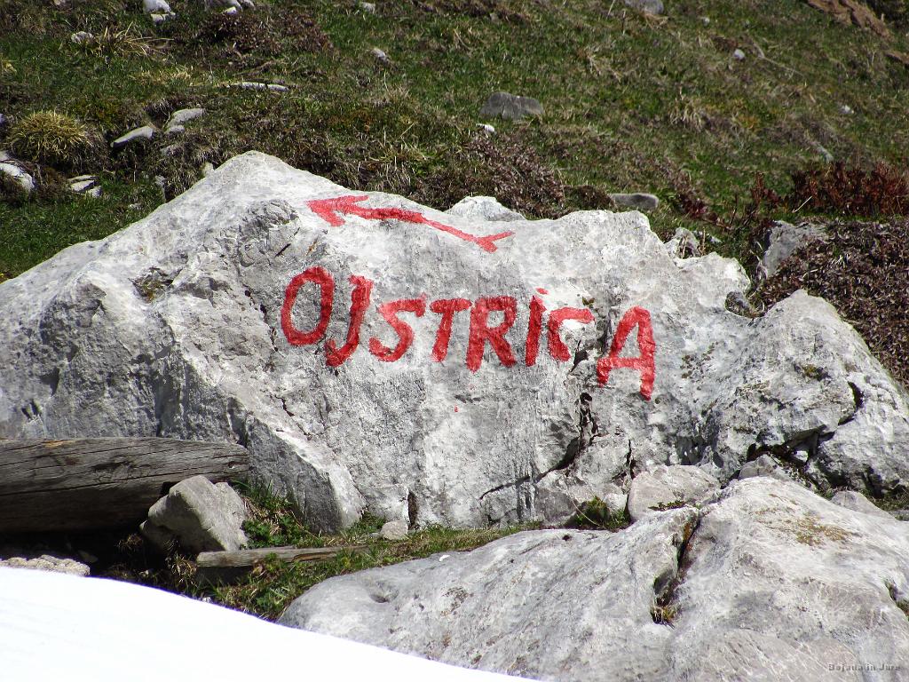 Slika_23.jpg - Na Ojstrico so tri poti. Ena je iz Logarske in je najhujša (Kopinškova, če se ne motim), z najine strani pa dve. Preko Male Ojstrice in južna, ki je pozimi najbolj primerna. Tako izbereva slednjo.
