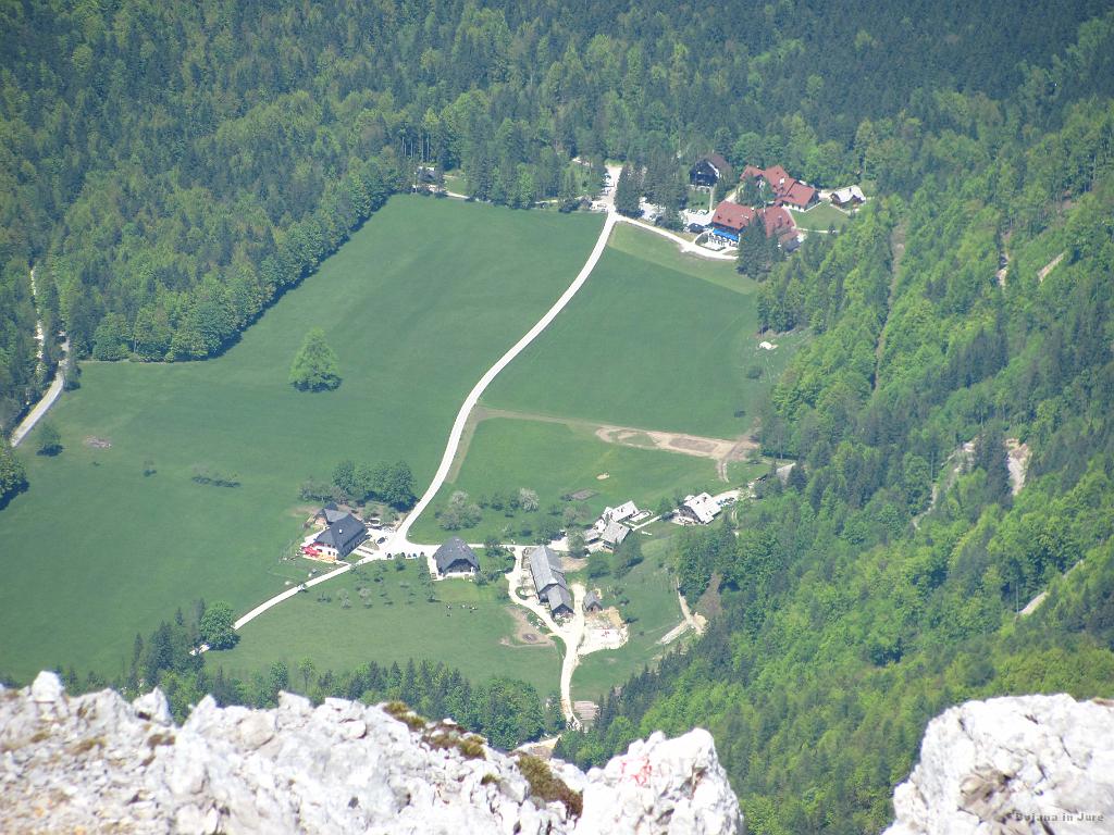 Slika_32.jpg - To pa je že slikano z vrha Ojstrice (2350 m ob 13:05). Logarska dolina. Hodila sva cca. 5 ur in 25 minut ter naredila 1780 višinskih metrov. Glede na napovedanih 6:45, sva bila očitno kar hitra.