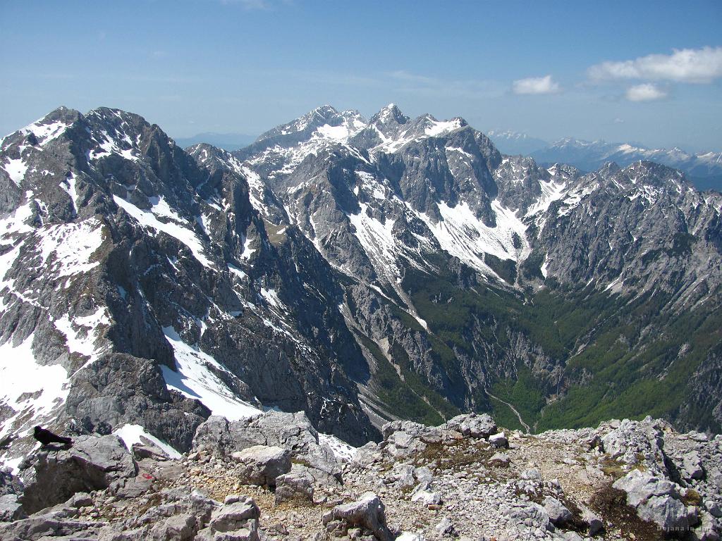 Slika_33.jpg - Levo Planjava, Brana, Grintovec, Kočni, Skuta, Rinke, Ledinski vrh, Jezerske Babe. Pa še kaj bi se našlo...