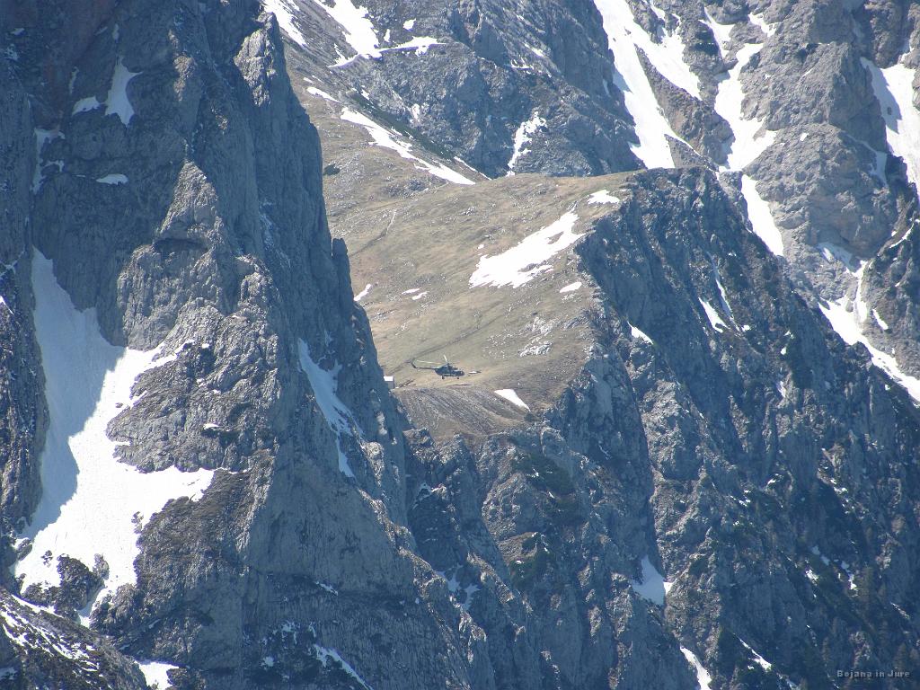 Slika_35.jpg - Sedaj pristaja na Kamniškem sedlu. Priznati moram, da sta ta helikopterja kazila lep dan, saj ju je bilo venomer mogoče slišati.