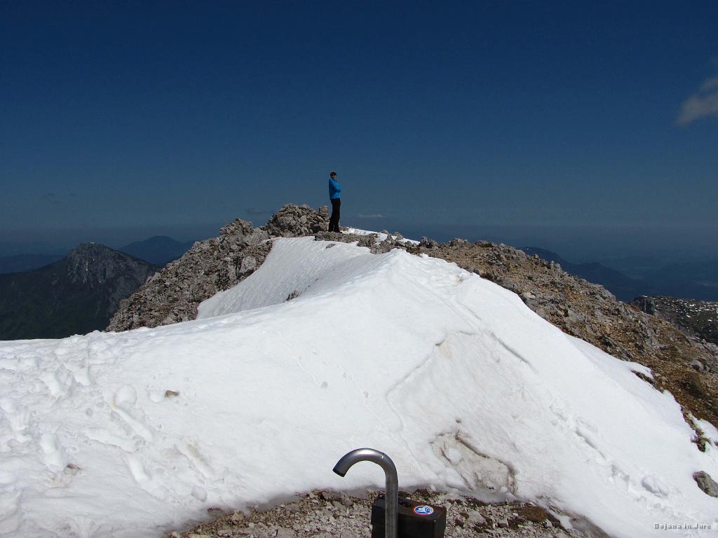 Slika_36.jpg - Bojana skoči na vrh. Na sredini tega snežišča z leve so bile stopinje dveh, ki sta na vrh prispela po Kopinškovi. Če tam odletiš, ti ni veliko pomoči; vsaj kot sva midva videla. Žal pa nisem slikal.