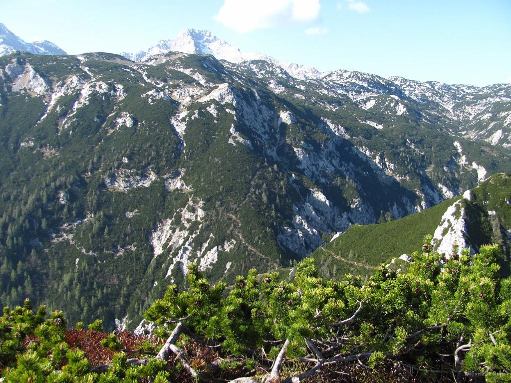 Slika_54.jpg - Ojstrica v ozadju, slikana s Konja (1813 m), kamor sva prisopihala ob 17:15. Za nama je že 9 ur in 35 minut poti. Hoje verjetno kakšnih dobrih 8 ur.