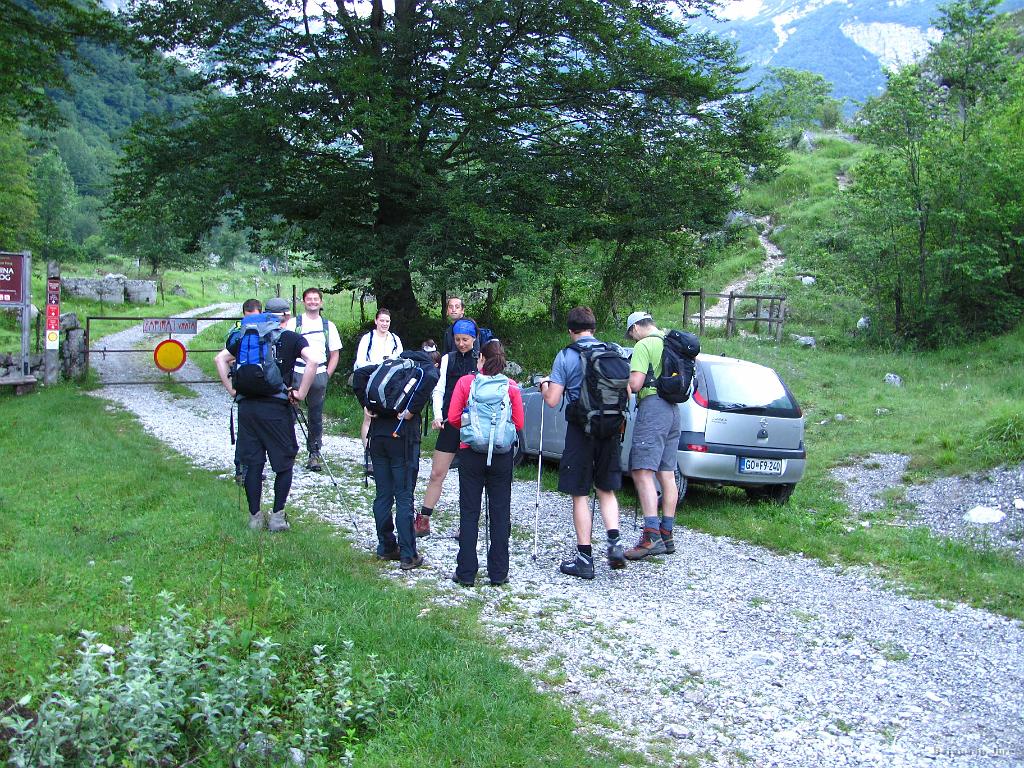 Slika_002.jpg - Druščina ducata nadebudnežev zbrana pri pl. Polog.