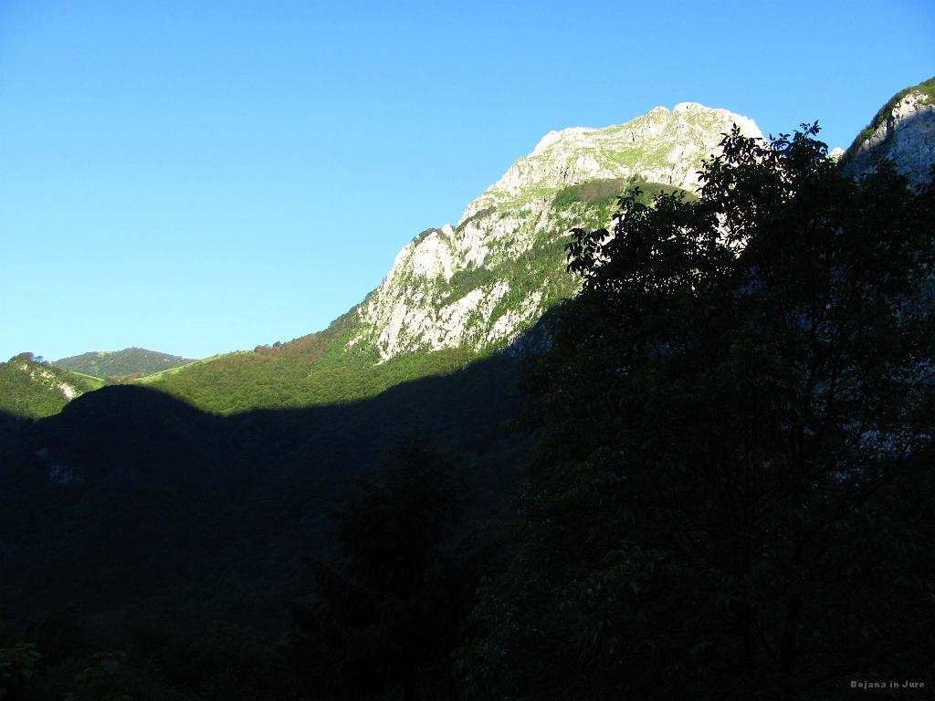 Slika_006.jpg - V jutranjem soncu obsijan Vrh Lipnika (lahko se motim).