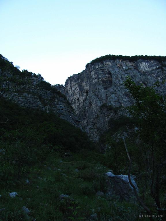 Slika_008.jpg - Tu vmes je nemarkirana lovska pot, vendar se nismo odlločili zanjo. Gremo po klasični, ki je markirana/nemarkirana. Ne vem ali so bile markacije ali ne, zemljevidi jo tolmačijo vsak po svoje.