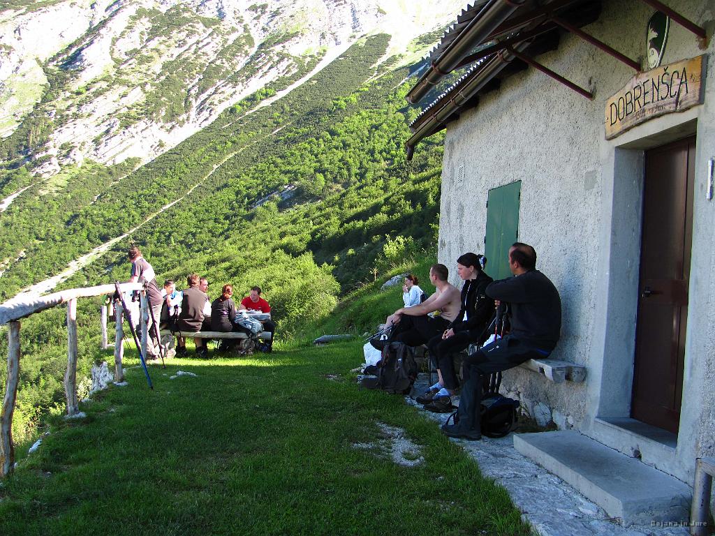 Slika_014.jpg - Malica, okrepčilo in pogledi usmerjeni...