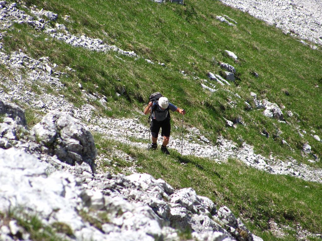 Slika_029.jpg - Za nama jo ubre tudi delček drugega dela odprave. Smeško dobro grize kolena.