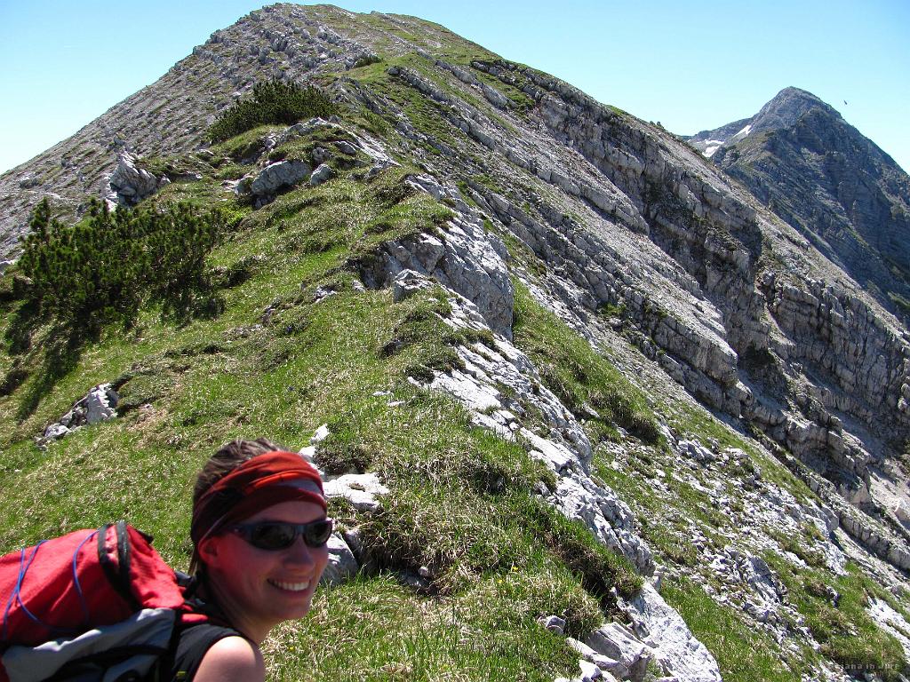 Slika_030.jpg - Na grebenu (prvi kucelj je Vrh Škrli).