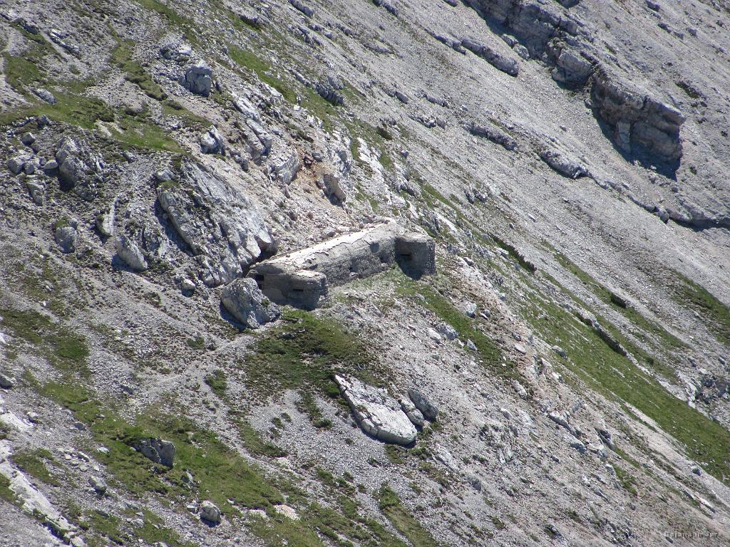 Slika_049.jpg - Nad bunkerjem gre nemarkirana pot, ki pa smo jo mi štirje direktni izpustili, ostali člani odprave Mahavšček 2012 pa so si bunker detajlno ogledali.