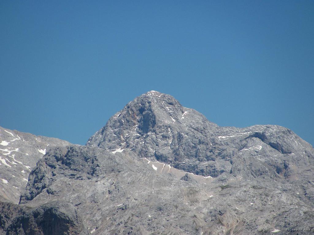 Slika_060.jpg - Triglav...pozumana slika kaže ljudi na vrhu.