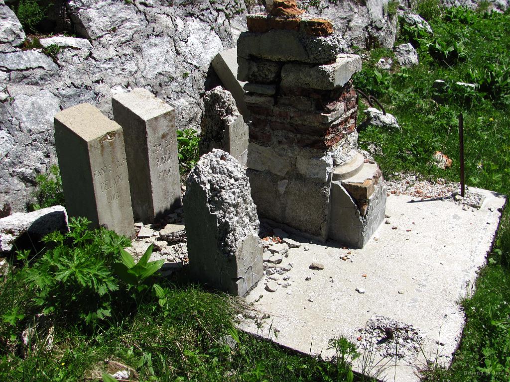 Slika_075.jpg - Nagrobni kamni oz. spomeniki.