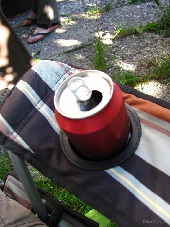 Slika_101.jpg - Pri Ireni pred hišo, smo najprej napadli hladilnik.