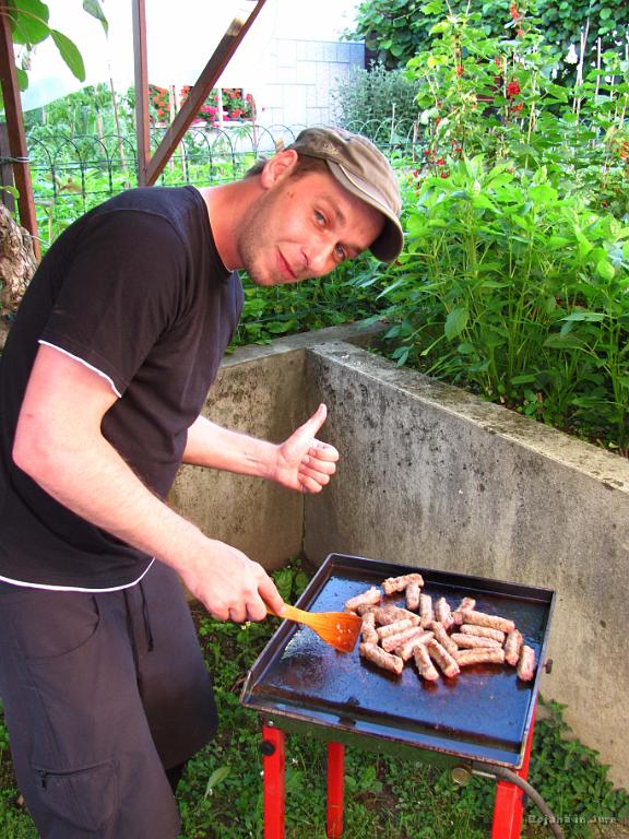 Slika_110.jpg - Jure Golob v akciji. Dobri so bili ti čevapčiči.