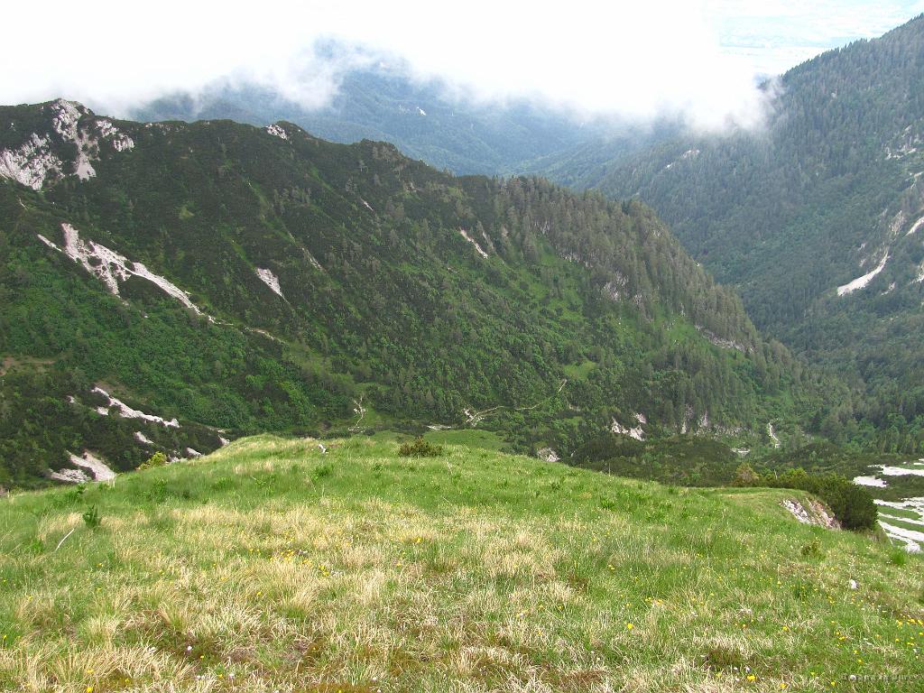 Slika_21.jpg - Še en pogled navzdol, preden dolino povsem prekrijejo oblaki in meglice.