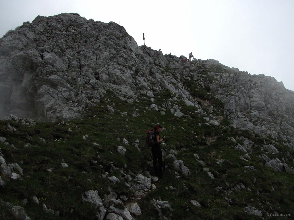 Slika_31.jpg - In ugledava cepin na vrhu Vrtače. Če sem prav razbral, ima Vrtača dva ali celo več vrhov. No, slovenski ima skrinjico, cepin pa mislim, da je avstrijski.