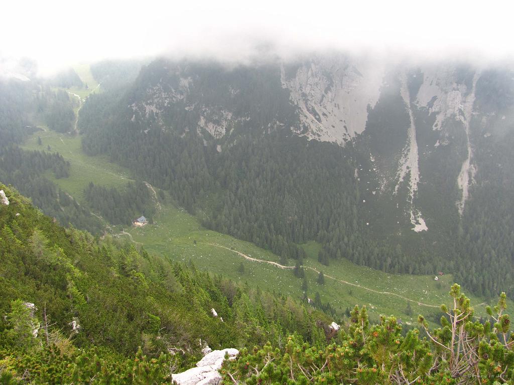 Slika_53.jpg - Pogled navzdol na dolino, kjer se bova vračala. Viden dom pri izviru Završnice, kjer sva kasneje videla, da lahko tudi kaj poješ.