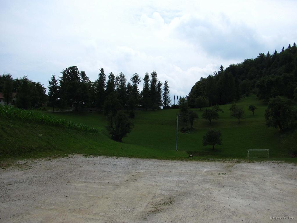 Slika_001.jpg - To pa ne izgleda kot Pohorje. V hotel se lahko prijaviš od štirih naprej, zato sva v ponedeljek skočila še v GEOSS - geometrično središče Slovenije, severno od Litije in blizu Vač. S parkirišča sva opazovala pospravljanje po včerajšnjem žuru (verjetno kaka fuzbal tekma), dejanska točka pa je par korakov po cesti naprej.