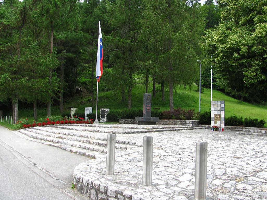 Slika_006.jpg - Lepo urejen park, primeren za kako proslavo.