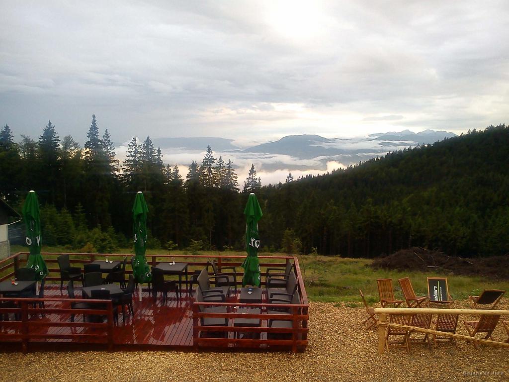 Slika_013.jpg - In voila. Po ležernem vijuganju po stari cesti, pa skozi Velenje in Mislinjo, sva prispela pred Hotel Luka blizu Grmovškovega doma na Kopah. Vreme nama je malce ponagajalo, da sva se malce mokra nastanila v sobi(ci). Pa nič zato, wellness s savnami je prav pasal tisti večer.