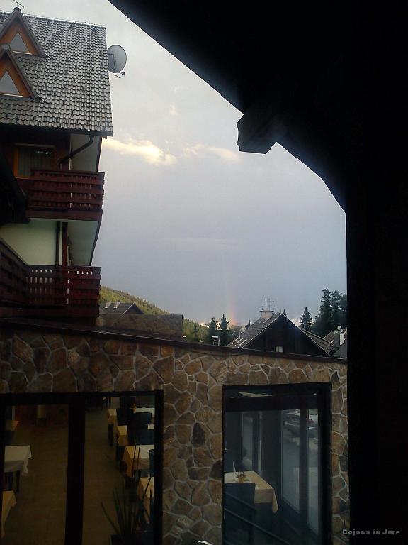 Slika_014.jpg - Mavrica nad pokrito teraso.