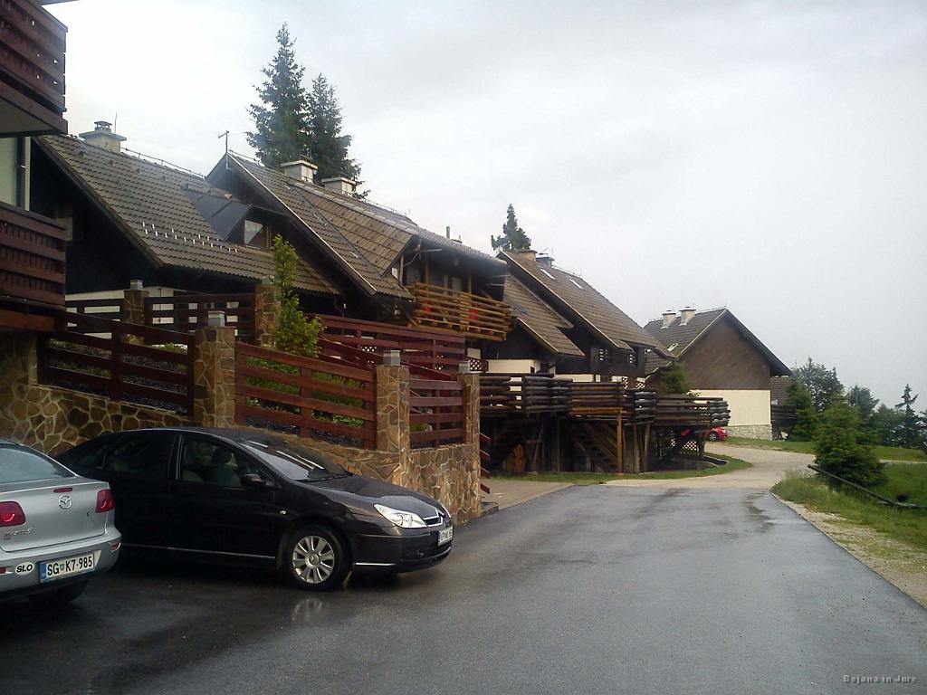 Slika_015.jpg - Res idilično, veliko kamna in lesa, ne pa beton.