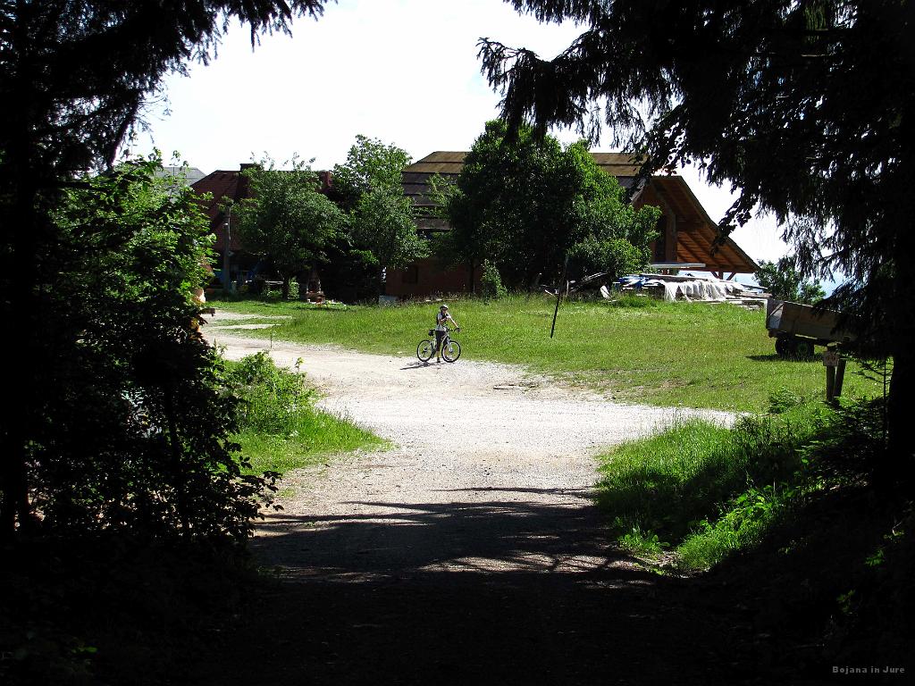 Slika_027.jpg - ...in prvi postanek. Prvi del sva se kar spuščala, zato naju je že grizlo, da bova za povratek imela najhujši klanec.