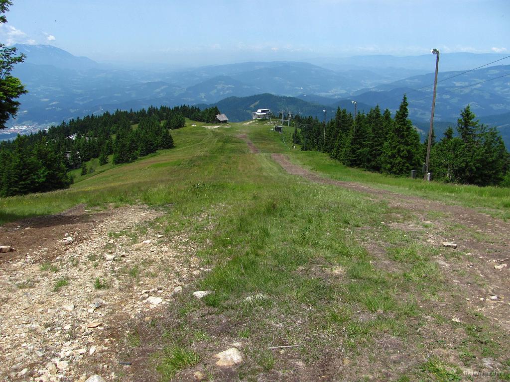 Slika_177.jpg - Tu srečava gospoda, ki je na dvodnevni kolesarski turi čez Pohorje. Štart iz Slovenskih Konjic pa od vzhoda proti zahodu. Kapo dol.
