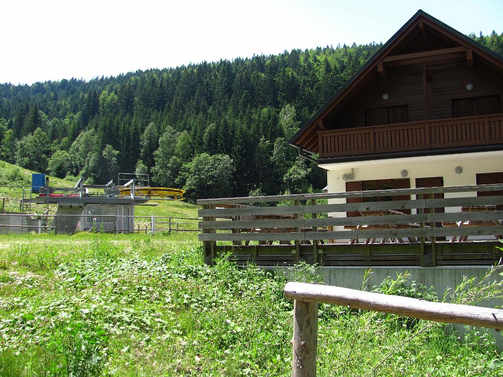 Slika_194.jpg - Večina klopc je na soncu, a se najde tudi senčka.