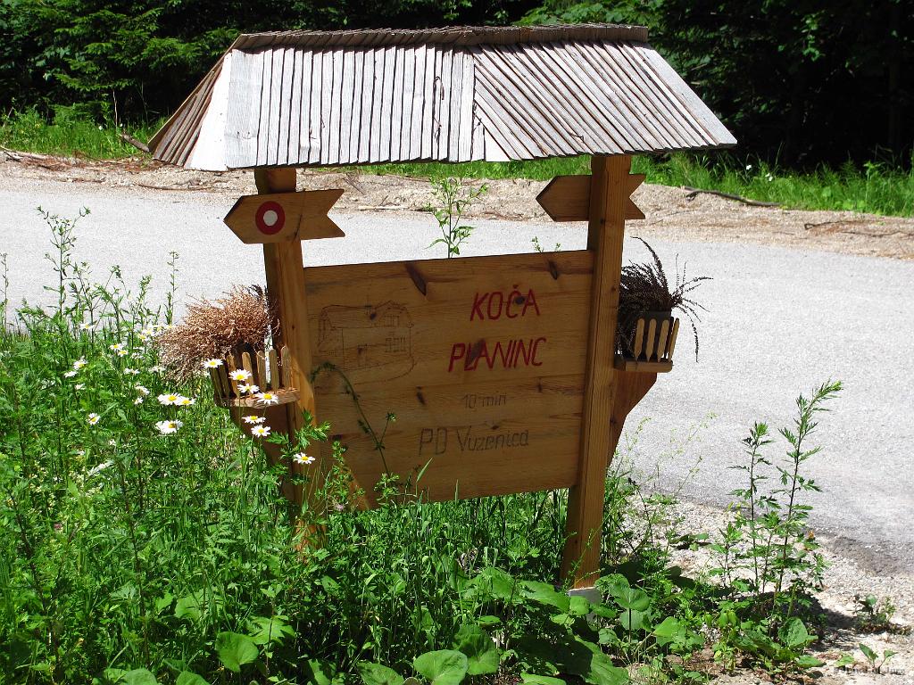 Slika_199.jpg - Prideva namreč do odcepa za Kočo Planinc, ki pa je preveč s poti za naju.
